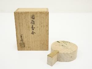 田原一斉造　青楓に鮎文　団扇香合（共箱）